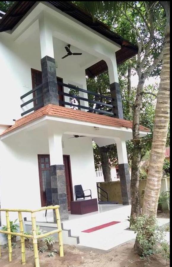 Abru'S Holidays International Travelers Alappuzha Bagian luar foto