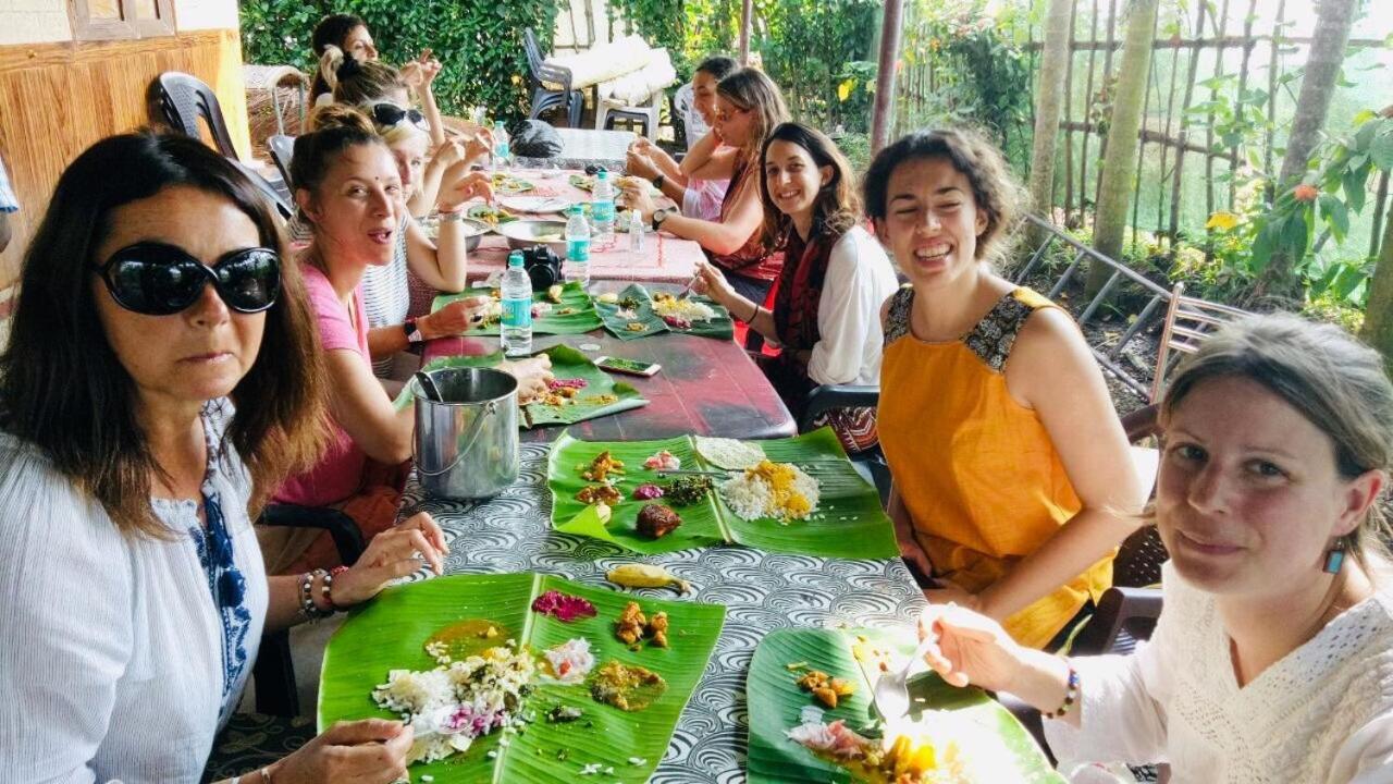 Abru'S Holidays International Travelers Alappuzha Bagian luar foto