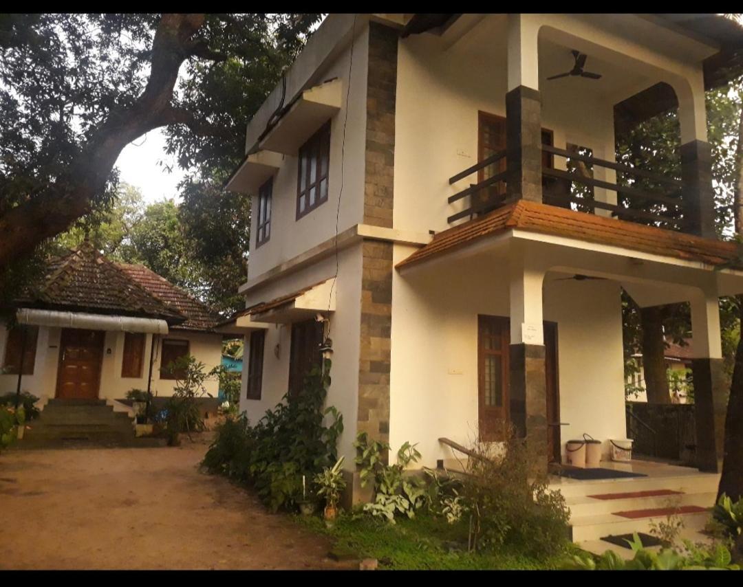 Abru'S Holidays International Travelers Alappuzha Bagian luar foto