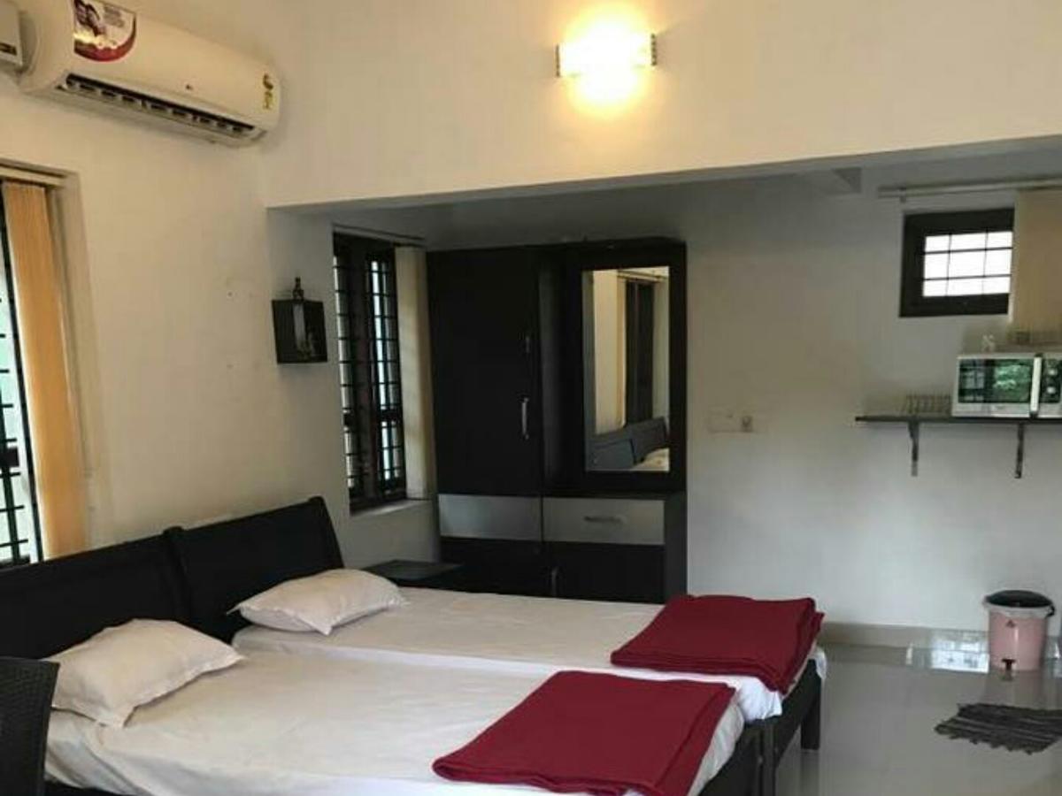 Abru'S Holidays International Travelers Alappuzha Bagian luar foto