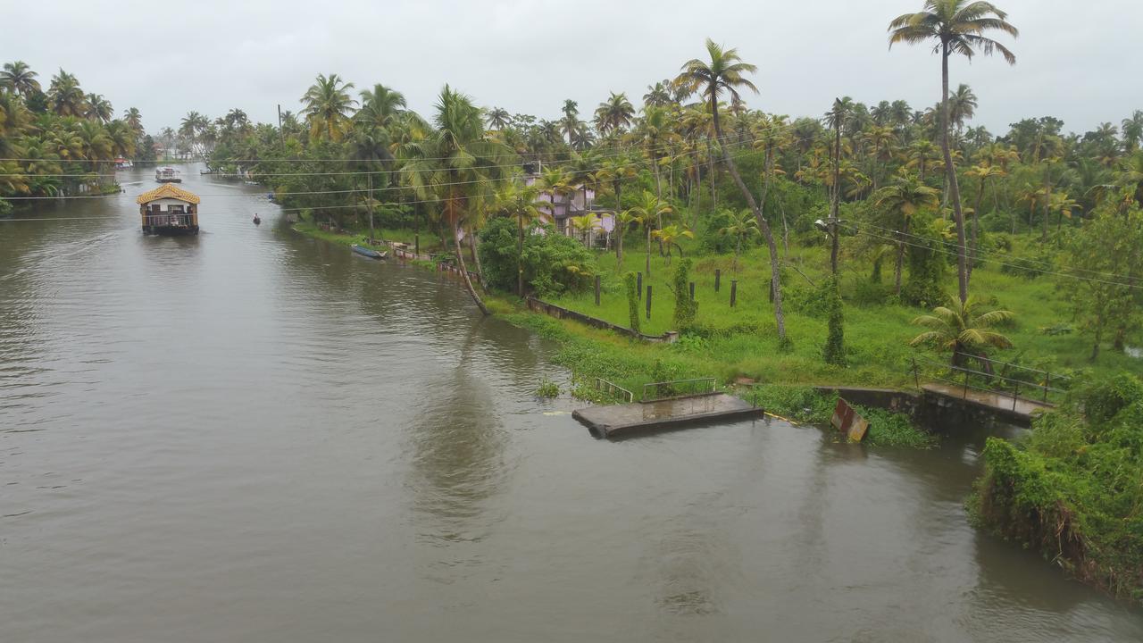 Abru'S Holidays International Travelers Alappuzha Bagian luar foto